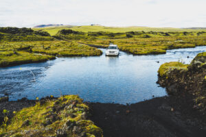 Auto 4×4 při průjezdu říčním brodem v islandských Highlands - silnice F07