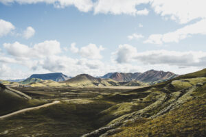 Duhové vulkanické hory Landmannalaugar a horská cesta v islandském vnitrozemí
