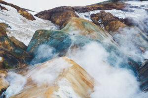 Barevné geotermální hory a pára v oblasti Hveradalir v Kerlingarfjöll