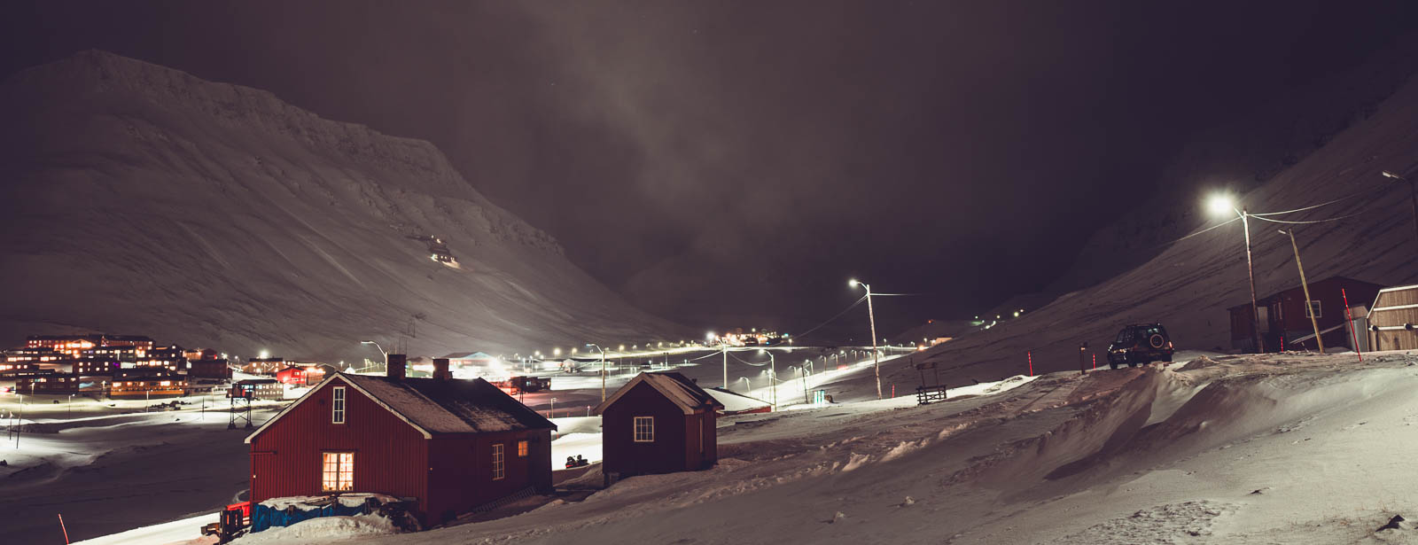 Zasněžený Longyearbyen na Svalbardu během polární noci