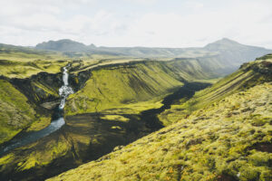 Vodopád Ófærufoss, řeka a hluboké zelené údolí v islandském vnitrozemí - kaňon Eldgjá
