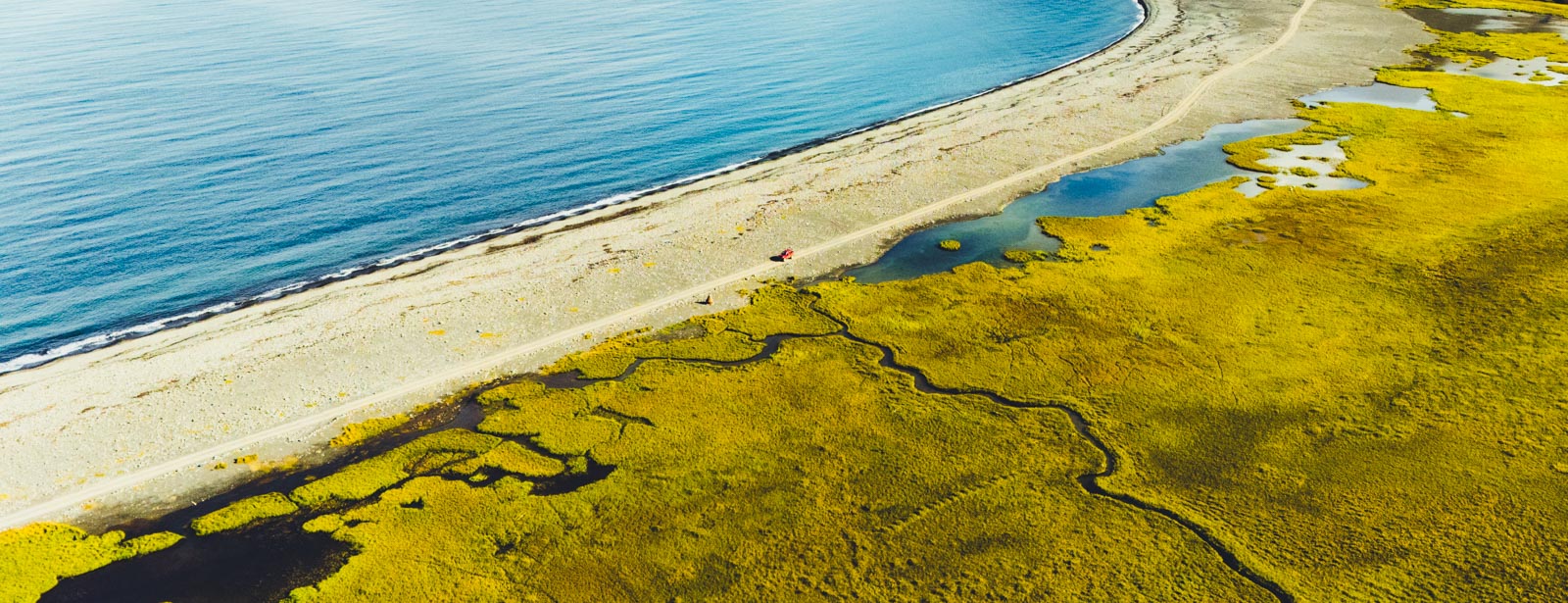 Letecký pohled na islandské pobřeží, cestu a krajinu Islandu