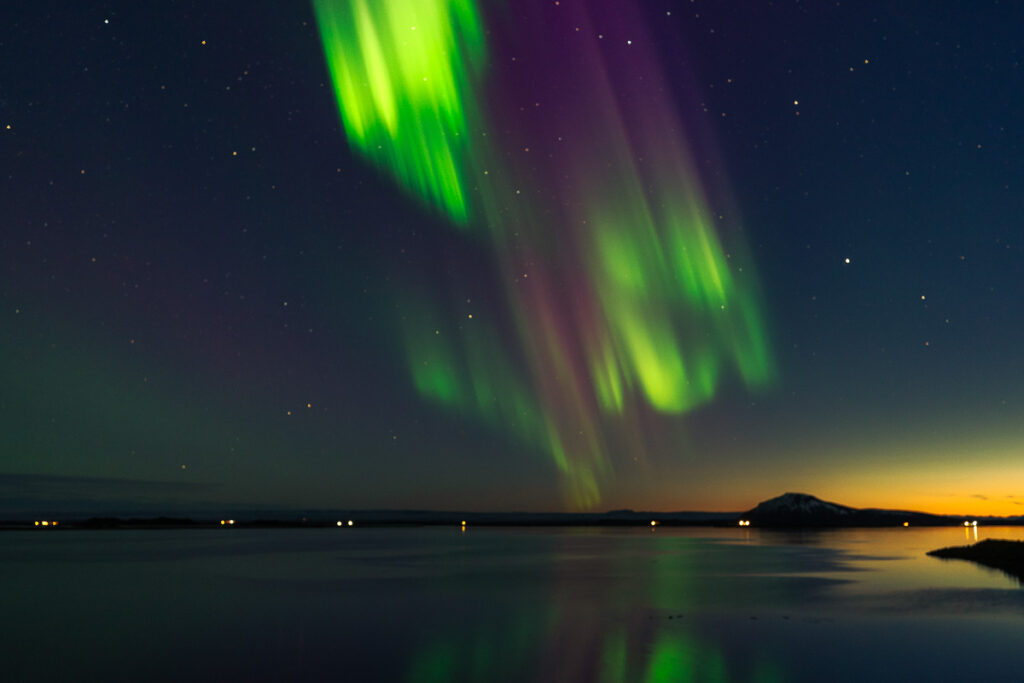 Polární záře nad jezerem Mývatn během tmavé noci na Islandu