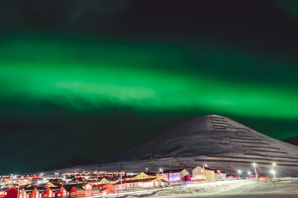 Výrazná zelená aurora borealis nad Longyearbyenem na Špicberkách