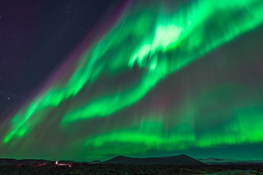 Polární záře nad kráterem Hverfjall u Mývatnu na severním Islandu