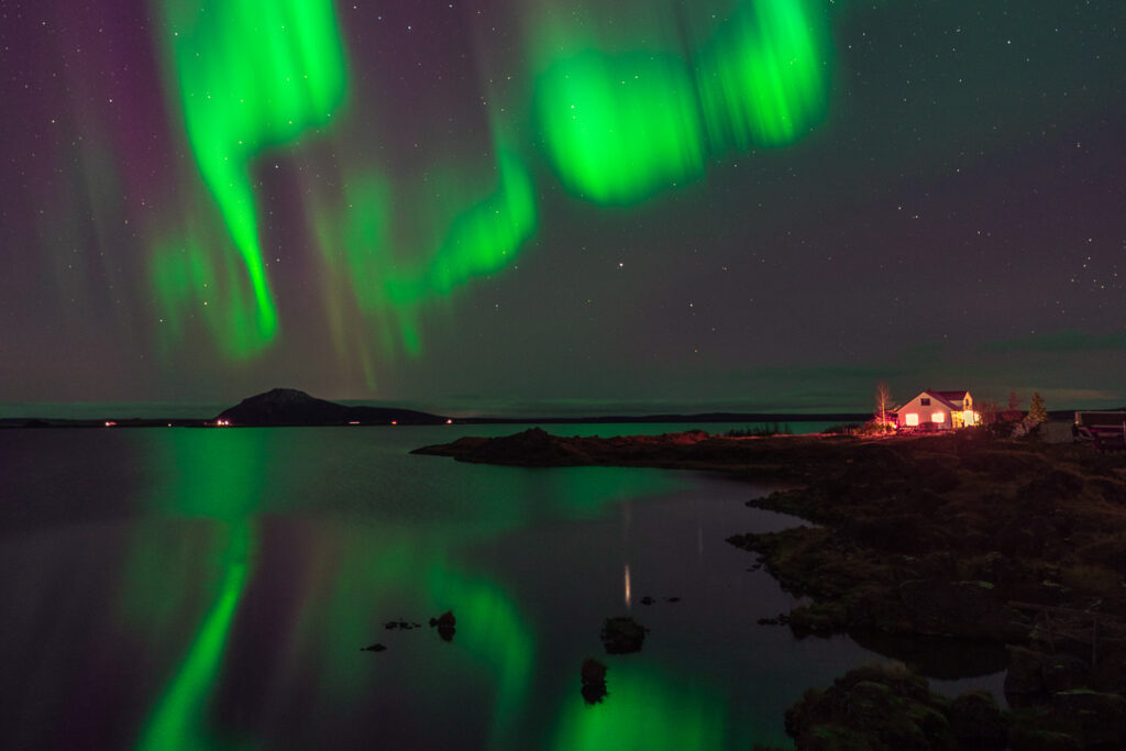 Polární záře nad jezerem Mývatn na severním Islandu